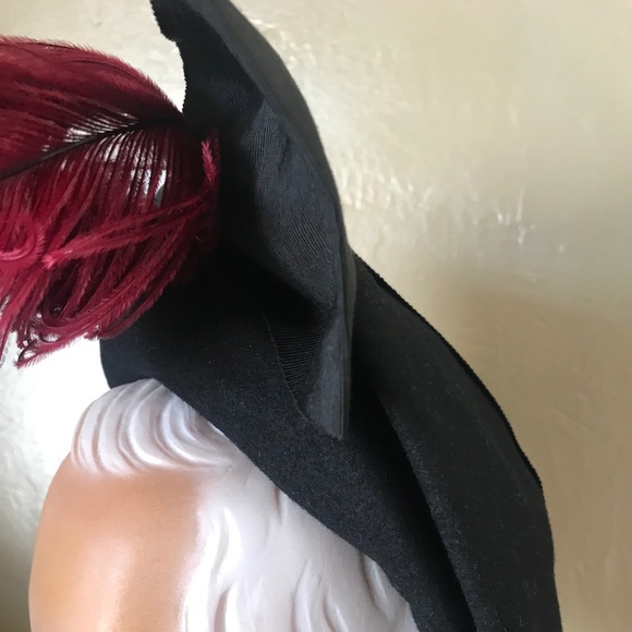 ENCHANTING 1940s' BLACK FELT BERET WITH BURGUNDY OSTRICH FEATHER + FABRIC BOW - Picture 5 of 13